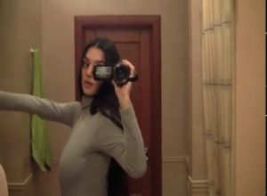 Турочка с заросшей пиздёнкой мастурбирует в ванной комнате